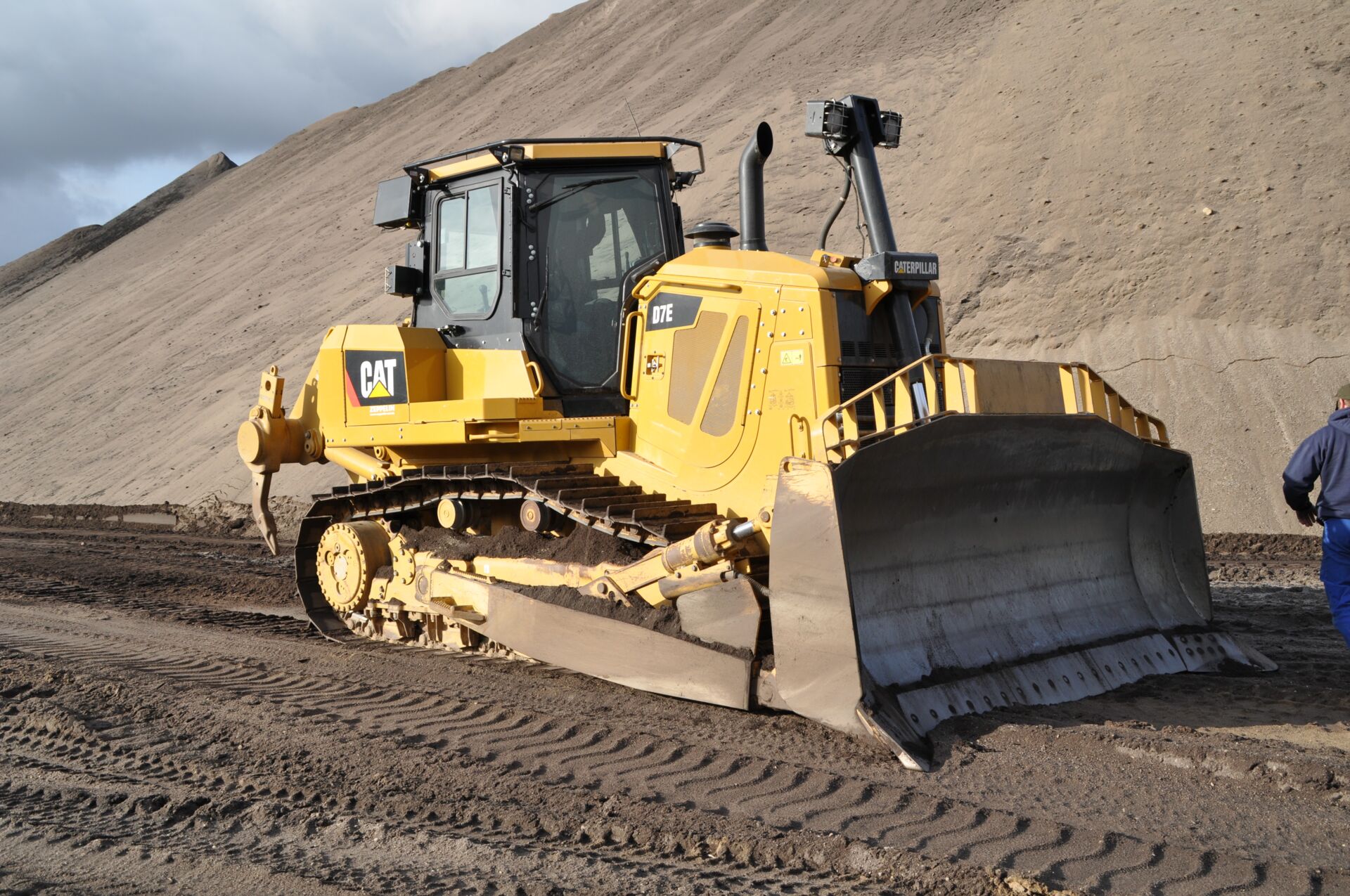NADEBOR Tief- und Landeskulturbau GmbH - Gelbe Baggerraupe steht vor einem Sandhügel