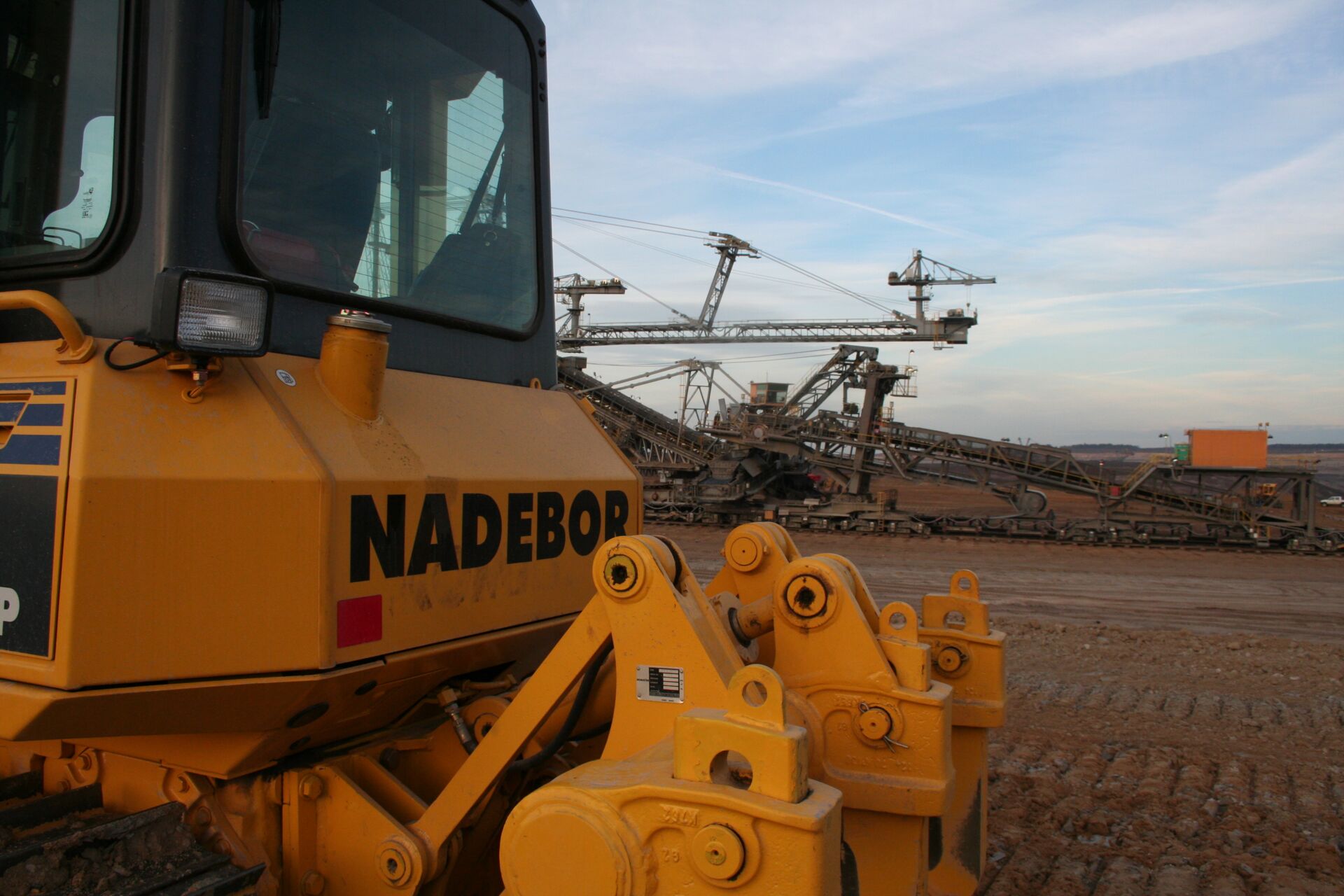 NADEBOR Tief- und Landeskulturbau GmbH Krauschwitz - Gelber Bagger in einer Kiesgrube